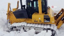 Kar ve tipiden dolayı kapanan köy yollarında yol açma çalışmaları aralıksız devam ediyor