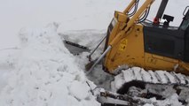 Kar ve Tipiden Dolayı Kapanan Köy Yollarında Yol Açma Çalışmaları Aralıksız Devam Ediyor