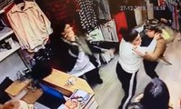 Kadınlar Mağazada Tekme Tokat Kavga Etti