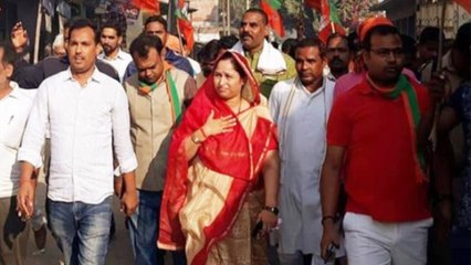 BJP MP Neelam Sonkar के खिलाफ उन्हीं की गांव में हुई नारेबाज़ी, Video Viral |वनइंडिया हिंदी