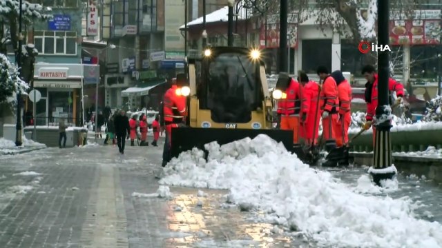 Yoğun kar yağışı sonrası kar temizleme çalışmaları başladı