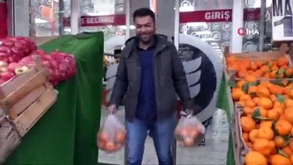 Poşet kullanmamak için ürünlerini market arabasıyla taşıdı