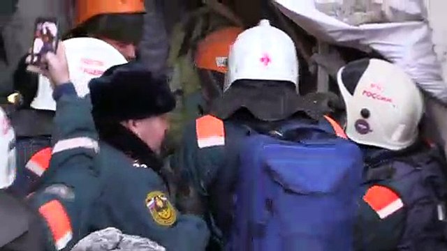 انتشال رضيع حيّاً من تحت أنقاض مبنى منهار في روسيا