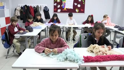 Akranları için atkı ve bere örüyorlar - TRABZON