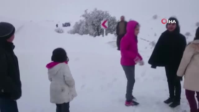 Kar Nedeniyle Mahsur Kalan Öğrencilerin İmdadına Jandarma Ekipleri Yetişti