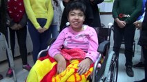 Öğrenciler biriktirdikleri mavi kapakla engelli çocuğa tekerlekli sandalye aldı, öğretmenleri gözyaşlarına boğuldu