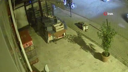 Motosiklete 4 Kişi Bindiler, Tezgahtan Çaldıkları Elmayı Yiyerek Böyle Hırsızlık Yaptılar