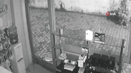 Tekmeleyerek camını kırdığı dükkana girip 20 saniyede hırsızlık yaptı