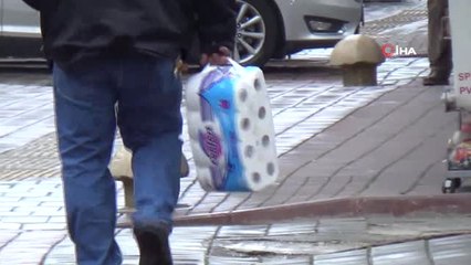 Ücretli Poşete Tepki Gösterip Ürünleri Ellerinde Taşıdılar