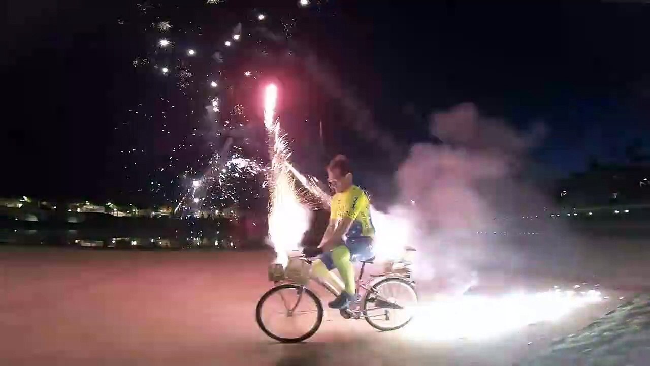 Un vélo blindé de feu d'artifices