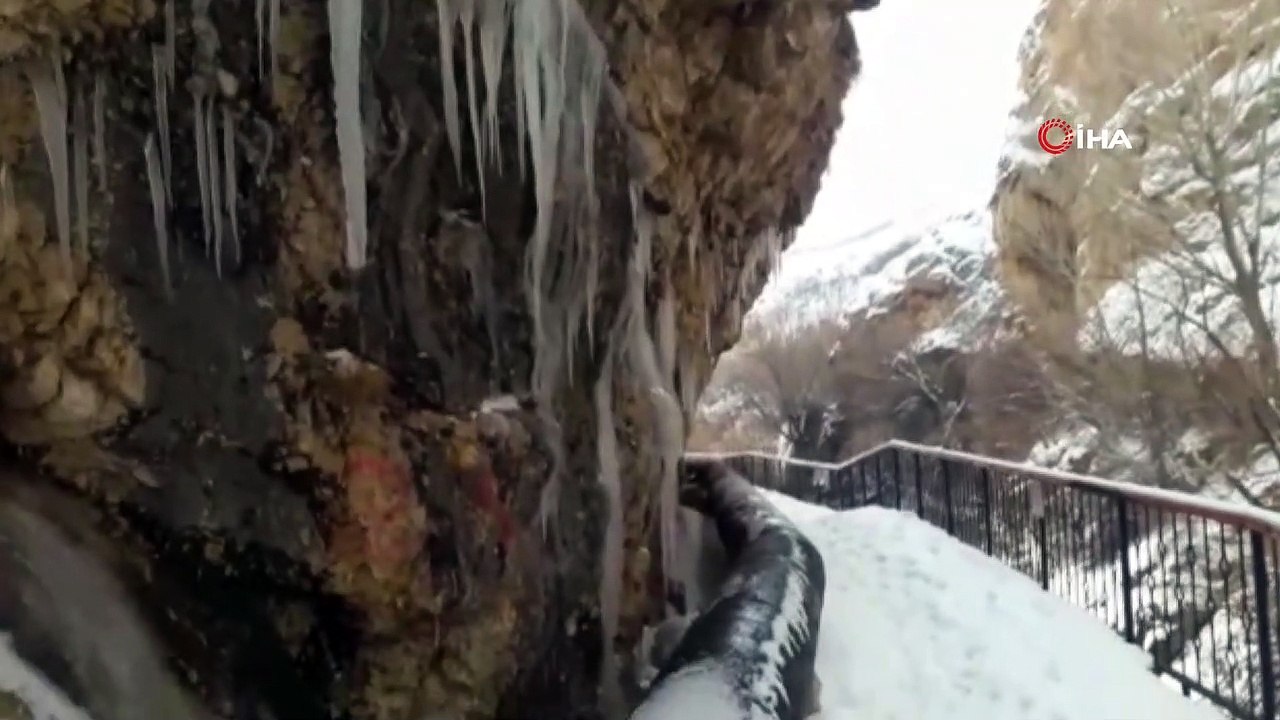 Şuğul kanyonunda buz sarkıtları oluştu