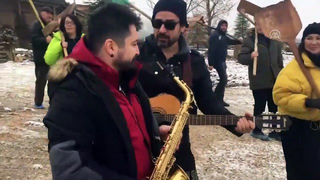 Sanatçılar kerpiç evlerin toprak damında kar küredi - KONYA