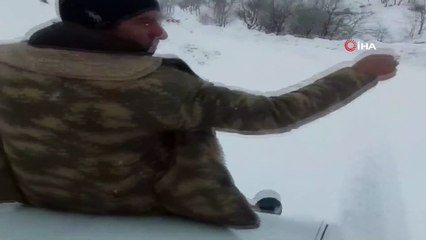 Güvenlik korucusu karlı yolda otomobilin kaymasını işte böyle engelledi