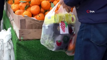 Poşet Kullanmamak İçin Ürünlerini Market Arabasıyla Taşıdı