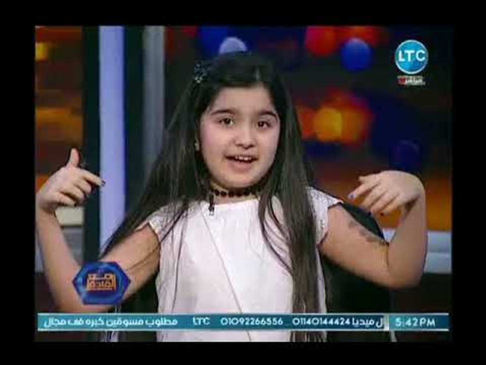 طفلة تتقمس شخصية "دنيا سميرغانم" وتغني اغنية ال...