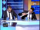 فيديو للكبار فقط .. شاب مصري خارق يأكل الزجاج والمسامير عالهواء والمذيع فى حالة ذهول