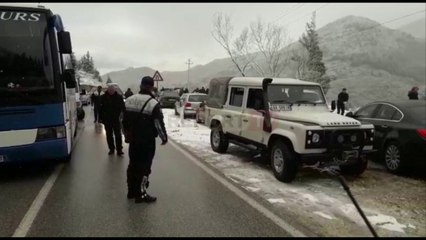 Download Video: Dëbora vështirëson kalimin në disa akse rrugore të Vlorës, Shtabi i Emergjencës: Kalimi  me zinxhirë