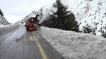 Antalya'yı Konya'ya Bağlayan Bin 825 Metre Rakımlı Alacabel'de Kar Temizleme Çalışması