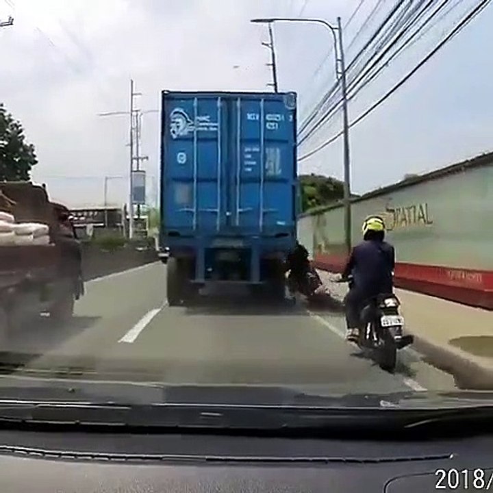 Un motard passe sous les roues d'un camion et est sauvé par son casque