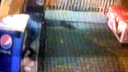 Dükkanların önünde ki ekmekleri çalan hırsız kameraya böyle yakalandı