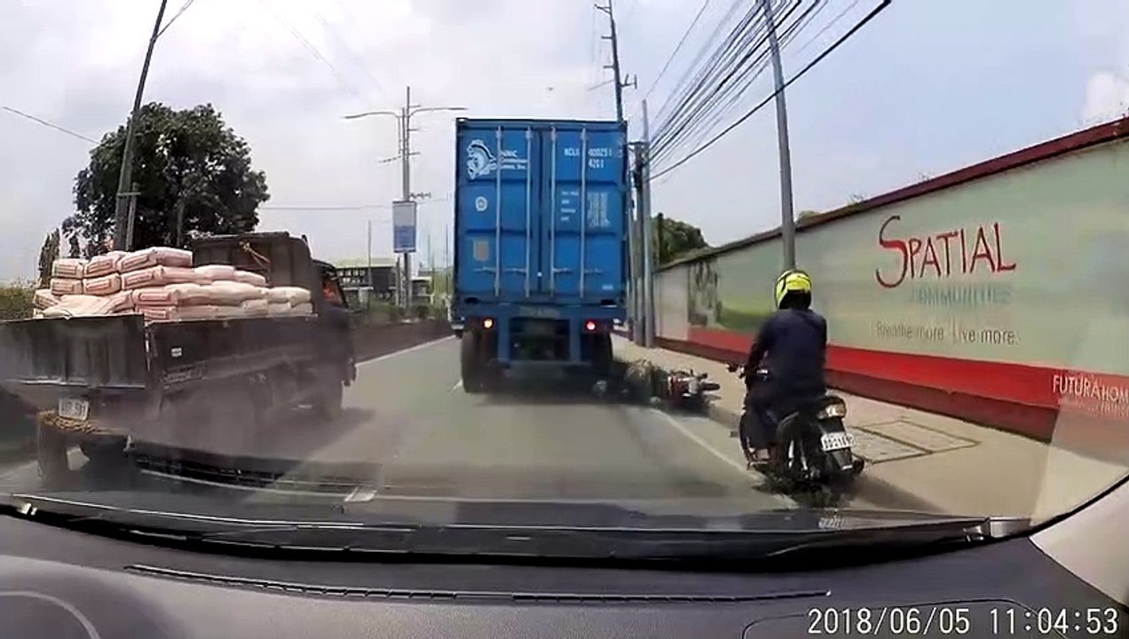 Il survit au pire grâce à son casque de moto...
