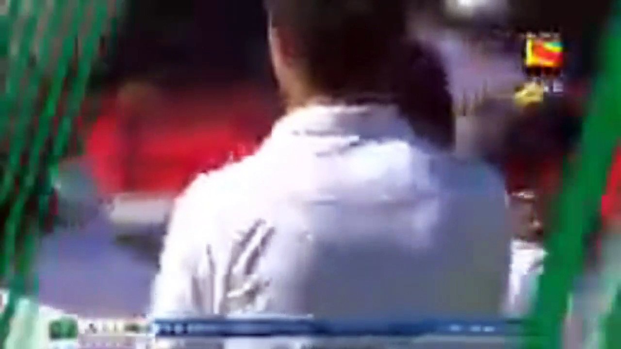 OUT !! Elgar c Sarfraz b Amir 20(30)