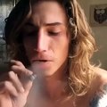 Il avale accidentellement un joint de cannabis en essayant de le fumer