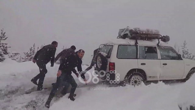 Ora News - Borë dhe akull, akset ku duhet të bëni kujdes dhe ku duhet të kaloni me zinxhirë