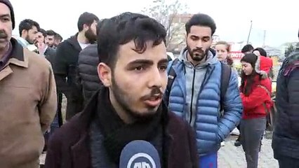 Adıyaman'daki trafik kazası - Arkadaşlarının kaza yaptığı yere karanfil bıraktılar