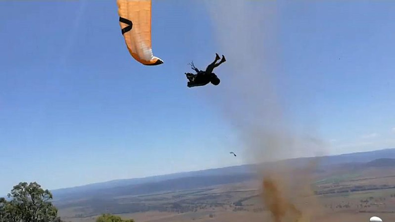 Staubteufel wirbelt Paraglider durch die Luft