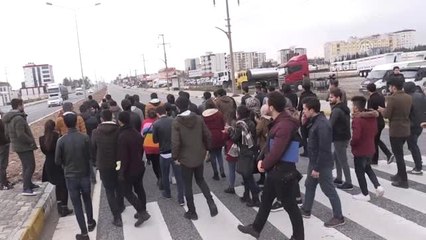 Adıyaman'daki Trafik Kazası - Arkadaşlarının Kaza Yaptığı Yere Karanfil Bıraktılar