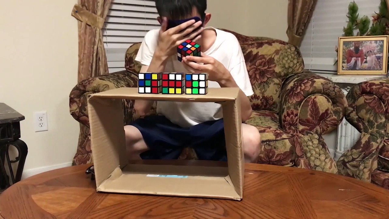 Il résout 4 Rubik's Cube les yeux bandés en 2 minutes !