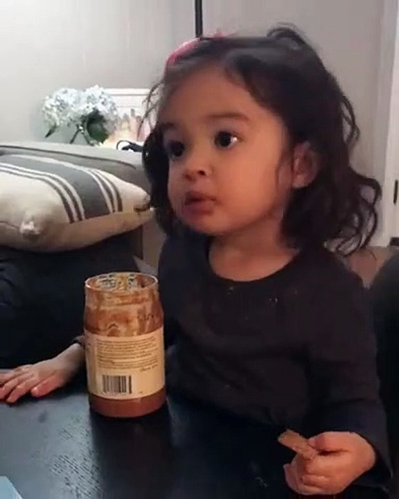 Cette fillette refuse de partager son goûter avec le chien !