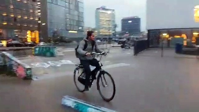 Vélo sur le skatepark trempé ? Mauvaise idée !