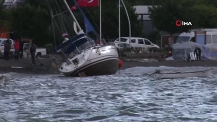Bodrum'da Şiddetli Fırtına Nedeniyle Tekne Karaya Oturdu