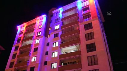 Yamaçtan kopan kaya parçaları binaya zarar verdi - GÜMÜŞHANE