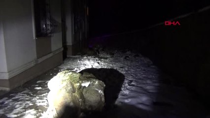 Yamaçtan Kopan Kayalar 10 Katlı Binanın Üzerine Düştü, Vatandaşlar Evlerini Terk Etti