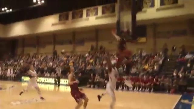 Basketball - Aïe aïe aïe : Il se prend le panneau en pleine tête sur un contre !