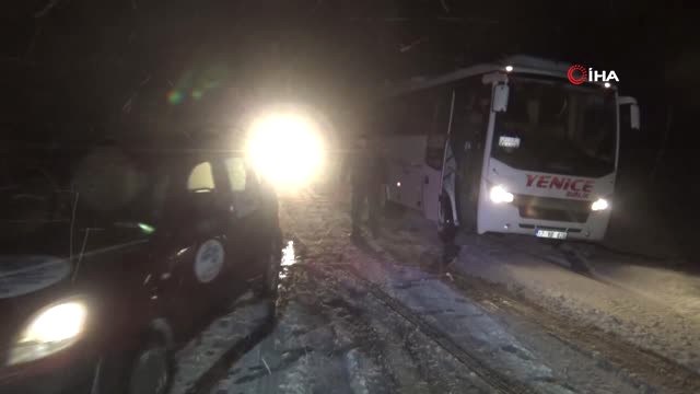 Kazdağları'nda Kar Nedeniyle Onlarca Araç Yolda Mahsur Kaldı