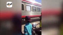 لحظة إنقاد عامل مزلقان لطفل من أمام قطار في سوهاج