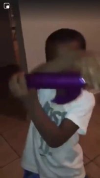 Ce gamin pense avoir trouvé un pistolet laser dans la chambre de maman... oups