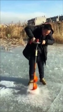 Il vient d'acheter une machine pour faire des trous dans la glace mais va vite déchanter... Raté