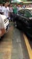 Un conducteur chinois détruit une Jaguar garée en double file avec son 4x4 land Rover