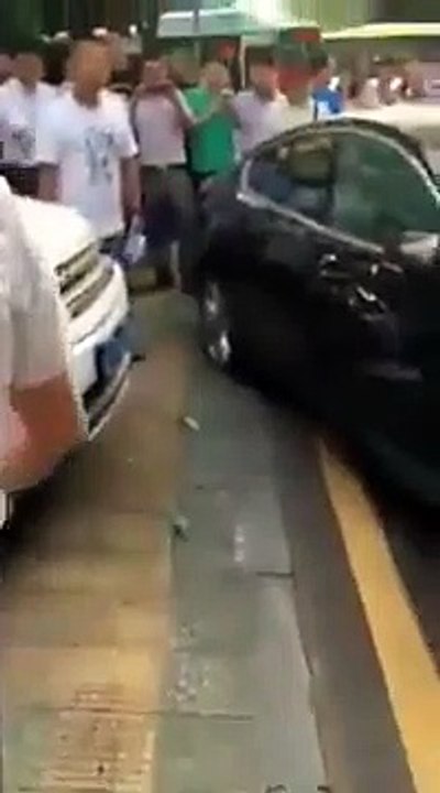 Un conducteur chinois détruit une Jaguar garée en double file avec son 4x4 land Rover