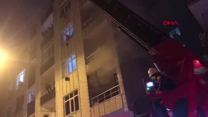 Bağcılar'da Yangın Mahsur Kalan 5 Kişi Kurtarıldı