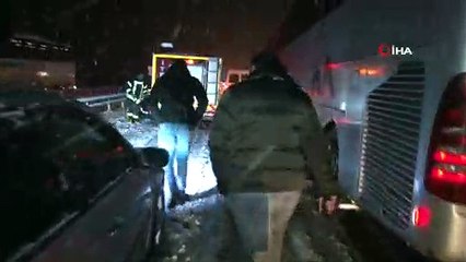 1.5 saat süren kar esareti sonrası yol trafiğe açıldı