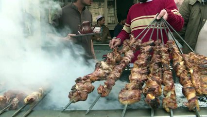 بيشاور تعود قِبلة لمحبي الأطعمة في باكستان بعد تحسن الوضع الأمني