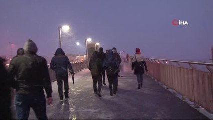 Vatandaşların Metrobüs Üst Geçidinde 'Tipi' ile İmtihanı