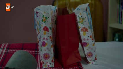 Kızlara yeni kıyafetler alan Meral! - Kırgın Çiçekler 98.Bölüm