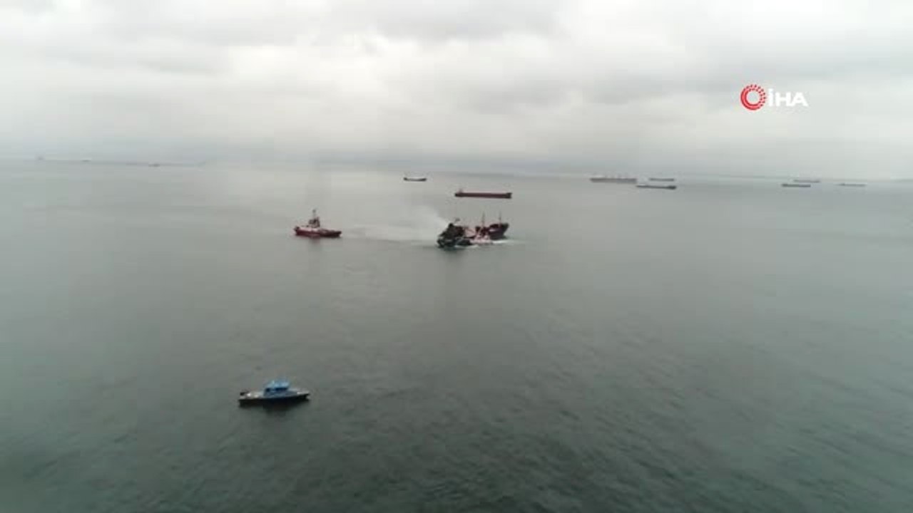 Pendik Açıklarında Yanan Gemiyi Söndürme Çalışmaları Havadan Görüntülendi
